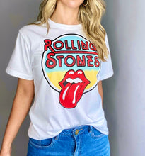 Cargar imagen en el visor de la galería, Camisetas básicas de mujer Glam Rock,rock and roll Disponible en tallas S, M y L. Colores, blanca, negra y lila. Diamante de Flint bordado. Horma suelta. Fabricada en Algodón Peruano. Producto hecho en Colombia. Compra Online . Camisetas estampadas de mujer con grupos icónicos de rock como los rolling stones, los ramones y David Bowie