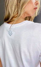 Cargar imagen en el visor de la galería, Camisetas básicas de mujer Glam Rock,rock and roll Disponible en tallas S, M y L. Colores, blanca, negra y lila. Diamante de Flint bordado. Horma suelta. Fabricada en Algodón Peruano. Producto hecho en Colombia. Compra Online . Camisetas estampadas de mujer con grupos icónicos de rock como los rolling stones, los ramones y David Bowie