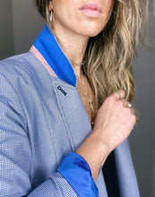 Cargar imagen en el visor de la galería, Blazers de mujer Flint estilo Glam Rock básicos clásicos, formales, chic, fashion prendas de lujo, marca colombiana. Oversize, Blazer Smoking, forros seda, frases bordadas horma suelta, dril, Producto hecho en Colombia. Compra Online