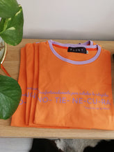 Cargar imagen en el visor de la galería, Camiseta setenteras Flint de mujer cuello redondo. Cool, retro y funky. Disponible en tallas S,M y L. 4 colores azul, rosada, lila y naranja, con rib de colores en cuello y mangas. Frases inspiradas en Paulina de la Mora de la serie Mexicana "La casa de las flores". Fabricada en algodón Peruano. Producto hecho en Colombia. Compra online