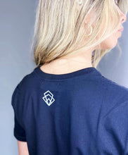 Cargar imagen en el visor de la galería, Camisetas básicas de mujer Glam Rock cuello en "V",frases estampadas,rock and roll Disponible en tallas S, M y L. Colores, blanca, negra y lila. Diamante de Flint bordado. Horma suelta y escote profundo y pronunciado. Fabricada en Algodón Peruano. Producto hecho en Colombia. Compra Online rolling stones y los ramones