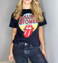 Cargar imagen en el visor de la galería, Camisetas básicas de mujer Glam Rock cuello en "V",frases estampadas,rock and roll Disponible en tallas S, M y L. Colores, blanca, negra y lila. Diamante de Flint bordado. Horma suelta y escote profundo y pronunciado. Fabricada en Algodón Peruano. Producto hecho en Colombia. Compra Online rolling stones y los ramones