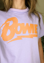 Cargar imagen en el visor de la galería, Camisetas básicas de mujer Glam Rock,rock and roll Disponible en tallas S, M y L. Colores, blanca, negra y lila. Diamante de Flint bordado. Horma suelta. Fabricada en Algodón Peruano. Producto hecho en Colombia. Compra Online . Camisetas estampadas de mujer con grupos icónicos de rock como los rolling stones, los ramones y David Bowie