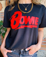 Cargar imagen en el visor de la galería, Camisetas básicas de mujer Glam Rock,rock and roll Disponible en tallas S, M y L. Colores, blanca, negra y lila. Diamante de Flint bordado. Horma suelta. Fabricada en Algodón Peruano. Producto hecho en Colombia. Compra Online . Camisetas estampadas de mujer con grupos icónicos de rock como los rolling stones, los ramones y David Bowie