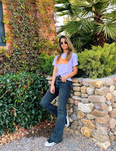 Cargar imagen en el visor de la galería, Camisetas básicas de mujer Glam Rock,rock and roll Disponible en tallas S, M y L. Colores, blanca, negra y lila. Diamante de Flint bordado. Horma suelta. Fabricada en Algodón Peruano. Producto hecho en Colombia. Compra Online . Camisetas estampadas de mujer con grupos icónicos de rock como los rolling stones, los ramones y David Bowie