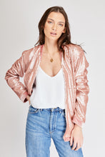 Cargar imagen en el visor de la galería, Chaqueta de Lentejuelas de mujer. Tejido de lentejuelas. Diseño largo y recto. Cuello redondo. Manga larga. Dos bolsillos laterales forrados en terciopelo. Forro interior en viscosa tono a tono. Detalles de terciopelo en la terminación de pretina, puños, cuello y frente. Colores Oro Rosa, Plateado y Negro. Producto 100% hecho en Colombia. Compra Online