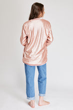 Cargar imagen en el visor de la galería, Chaqueta de Lentejuelas de mujer. Tejido de lentejuelas. Diseño largo y recto. Cuello redondo. Manga larga. Dos bolsillos laterales forrados en terciopelo. Forro interior en viscosa tono a tono. Detalles de terciopelo en la terminación de pretina, puños, cuello y frente. Colores Oro Rosa, Plateado y Negro. Producto 100% hecho en Colombia. Compra Online