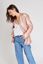 Cargar imagen en el visor de la galería, Chaqueta de Lentejuelas de mujer. Tejido de lentejuelas. Diseño largo y recto. Cuello redondo. Manga larga. Dos bolsillos laterales forrados en terciopelo. Forro interior en viscosa tono a tono. Detalles de terciopelo en la terminación de pretina, puños, cuello y frente. Colores Oro Rosa, Plateado y Negro. Producto 100% hecho en Colombia. Compra Online