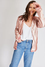 Cargar imagen en el visor de la galería, Chaqueta de Lentejuelas de mujer. Tejido de lentejuelas. Diseño largo y recto. Cuello redondo. Manga larga. Dos bolsillos laterales forrados en terciopelo. Forro interior en viscosa tono a tono. Detalles de terciopelo en la terminación de pretina, puños, cuello y frente. Colores Oro Rosa, Plateado y Negro. Producto 100% hecho en Colombia. Compra Online