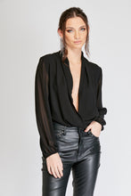 Cargar imagen en el visor de la galería, Body de mujer con escote profundo. Bodysuit. fashion, trendy, cómodo, cool, elegante y vestidor, tela chifón, seda chifón, color Negro, hecho en Colombia Compra online