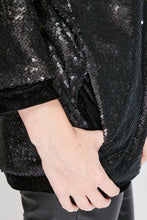 Cargar imagen en el visor de la galería, Chaqueta de Lentejuelas de mujer. Tejido de lentejuelas. Diseño largo y recto. Cuello redondo. Manga larga. Dos bolsillos laterales forrados en terciopelo. Forro interior en viscosa tono a tono. Detalles de terciopelo en la terminación de pretina, puños, cuello y frente. Colores Oro Rosa, Plateado y Negro. Producto 100% hecho en Colombia. Compra Online