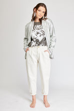 Cargar imagen en el visor de la galería, Chaqueta de Lentejuelas de mujer. Tejido de lentejuelas. Diseño largo y recto. Cuello redondo. Manga larga. Dos bolsillos laterales forrados en terciopelo. Forro interior en viscosa tono a tono. Detalles de terciopelo en la terminación de pretina, puños, cuello y frente. Colores Oro Rosa, Plateado y Negro. Producto 100% hecho en Colombia. Compra Online