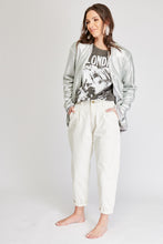 Cargar imagen en el visor de la galería, Chaqueta de Lentejuelas de mujer. Tejido de lentejuelas. Diseño largo y recto. Cuello redondo. Manga larga. Dos bolsillos laterales forrados en terciopelo. Forro interior en viscosa tono a tono. Detalles de terciopelo en la terminación de pretina, puños, cuello y frente. Colores Oro Rosa, Plateado y Negro. Producto 100% hecho en Colombia. Compra Online