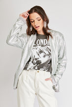 Cargar imagen en el visor de la galería, Chaqueta de Lentejuelas de mujer. Tejido de lentejuelas. Diseño largo y recto. Cuello redondo. Manga larga. Dos bolsillos laterales forrados en terciopelo. Forro interior en viscosa tono a tono. Detalles de terciopelo en la terminación de pretina, puños, cuello y frente. Colores Oro Rosa, Plateado y Negro. Producto 100% hecho en Colombia. Compra Online