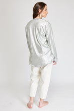 Cargar imagen en el visor de la galería, Chaqueta de Lentejuelas de mujer. Tejido de lentejuelas. Diseño largo y recto. Cuello redondo. Manga larga. Dos bolsillos laterales forrados en terciopelo. Forro interior en viscosa tono a tono. Detalles de terciopelo en la terminación de pretina, puños, cuello y frente. Colores Oro Rosa, Plateado y Negro. Producto 100% hecho en Colombia. Compra Online