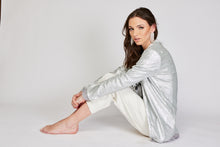 Cargar imagen en el visor de la galería, Chaqueta de Lentejuelas de mujer. Tejido de lentejuelas. Diseño largo y recto. Cuello redondo. Manga larga. Dos bolsillos laterales forrados en terciopelo. Forro interior en viscosa tono a tono. Detalles de terciopelo en la terminación de pretina, puños, cuello y frente. Colores Oro Rosa, Plateado y Negro. Producto 100% hecho en Colombia. Compra Online