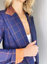 Cargar imagen en el visor de la galería, Abrigos de mujer Flint estilo Glam Rock básicos clásicos, elegantes, formales, chic, fashion prendas de lujo, marca colombiana. Principe de Gales, long blazer, clásico, corte inglés forros seda, paño lana italiana, Producto hecho en Colombia. Compra Online