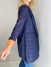 Cargar imagen en el visor de la galería, Abrigos de mujer Flint estilo Glam Rock básicos clásicos, elegantes, formales, chic, fashion prendas de lujo, marca colombiana. Principe de Gales, long blazer, clásico, corte inglés forros seda, paño lana italiana, Producto hecho en Colombia. Compra Online