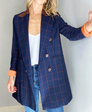 Cargar imagen en el visor de la galería, Abrigos de mujer Flint estilo Glam Rock básicos clásicos, elegantes, formales, chic, fashion prendas de lujo, marca colombiana. Principe de Gales, long blazer, clásico, corte inglés forros seda, paño lana italiana, Producto hecho en Colombia. Compra Online