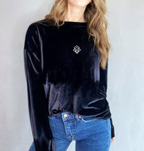 Cargar imagen en el visor de la galería, saco de fino terciopelo en color negro para mujer. disponible en todas las tallas. talla s, talla m y talla l. ropa hecha en colombia