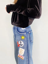 Cargar imagen en el visor de la galería, Jeans culottes de mujer. Tejido mezcla de algodón reciclado. Diseño culotte. Tiro medio. Cinco bolsillos. Detalle de parches en la pierna izquierda. Producto hecho en Colombia. Compra Online