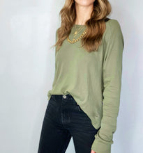 Cargar imagen en el visor de la galería, Saco Básico de mujer, con cuello redondo. hecho en 100% Algodón. Diseño recto. Cuello redondo. Manga larga. Abertura Lateral. Diamante de Flint estampado tono a tono en la espalda. Disponible en 4 espectaculares colores, hueso, amarillo, lila y verde militar. Súper cómodo y vestidor. Producto 100% hechos en Colombia.