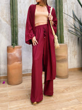 Cargar imagen en el visor de la galería, Sets de Verano para mujer. Tejido fluido liso. Composición: 100% rayón. Set de 2 Piezas. Kimono diseño recto, largo y manga tres cuartos. Pantalones Diseño wide leg, largo y de tiro alto. Bolsillos laterales. Cintura elástica. Sin cierre. Cordón decorativo con terminaciones en metal. Úsalo para ir de vacaciones como salida de baño, para ir a fiestas o eventos ó para días relajados y descomplicados. Disponible en color negro y vinotinto. Producto 100% hecho en Colombia.