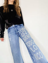 Cargar imagen en el visor de la galería, Jeans culottes de mujer. Tejido mezcla de algodón reciclado. Diseño culotte. Tiro medio. Cinco bolsillos. Detalle Detalle de frase estampada en la pierna izquierda "TODO LO RICO TODO LO BUENO". Chispas de pintura. en la pierna izquierda. Producto hecho en Colombia. Compra Online
