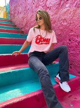 Cargar imagen en el visor de la galería, Camisetas básicas de mujer Glam Rock,rock and roll Disponible en tallas S, M y L. Colores, blanca, negra y lila. Diamante de Flint bordado. Horma suelta. Fabricada en Algodón Peruano. Producto hecho en Colombia. Compra Online . Camisetas estampadas de mujer con grupos icónicos de rock como los rolling stones, los ramones y David Bowie