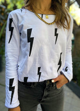 Cargar imagen en el visor de la galería, Saco de mujer. Tejido Algodón. Diseño estampado de rayos con bordado de puntadas hechas a mano en terminaciones de cuello y mangas. Diseño recto. Cuello redondo. Manga larga. Disponible en 2 colores, blanco y Negro. Estas prendas son productos que han sido confeccionadas con fibras y/o procesos de producción sostenible, reduciendo así su impacto ambiental. Producto 100% hecho en Colombia. Compra Online