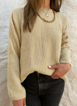 Cargar imagen en el visor de la galería, Saco de mujer. Tejido de punto. Tejido mezcla de lana. Diseño recto y oversize. Cuello redondo. Manga larga. Costura del hombro caída. Disponible en 3 Colores Negro, Crema y Lila. Producto 100% hecho en Colombia. Compra online.