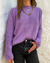 Cargar imagen en el visor de la galería, Saco de mujer. Tejido de punto. Tejido mezcla de lana. Diseño recto y oversize. Cuello redondo. Manga larga. Costura del hombro caída. Disponible en 3 Colores Negro, Crema y Lila. Producto 100% hecho en Colombia. Compra online.