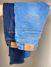 Cargar imagen en el visor de la galería, Jeans de mujer prendas básicas clásicas y atemporales , jeans básicos bota recta, jeans bota campana jeans culottes y jeans imitación cuero. Trendy, fashion a la moda compra online