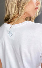 Cargar imagen en el visor de la galería, Camisetas básicas de mujer Glam Rock cuello en "V",frases estampadas,rock and roll Disponible en tallas S, M y L. Colores, blanca, negra y lila. Diamante de Flint bordado. Horma suelta y escote profundo y pronunciado. Fabricada en Algodón Peruano. Producto hecho en Colombia. Compra Online rolling stones y los ramones