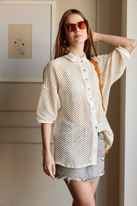 Camisa en Tejido de malla color Negro. Diseño Oversize. Hombro caído. Cuello tipo camisero en Rib. Manga 3/4´S. Cierre de botones en la parte delantera. Perfecta para usar en clima frío y caliente. Disponible en 2 colores Hueso y Negra. Producto hecho en Colombia. Compra online