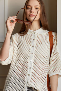 Camisa en Tejido de malla color Negro. Diseño Oversize. Hombro caído. Cuello tipo camisero en Rib. Manga 3/4´S. Cierre de botones en la parte delantera. Perfecta para usar en clima frío y caliente. Disponible en 2 colores Hueso y Negra. Producto hecho en Colombia. Compra online