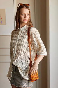 Camisa en Tejido de malla color Negro. Diseño Oversize. Hombro caído. Cuello tipo camisero en Rib. Manga 3/4´S. Cierre de botones en la parte delantera. Perfecta para usar en clima frío y caliente. Disponible en 2 colores Hueso y Negra. Producto hecho en Colombia. Compra online