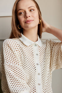 Camisa en Tejido de malla color Negro. Diseño Oversize. Hombro caído. Cuello tipo camisero en Rib. Manga 3/4´S. Cierre de botones en la parte delantera. Perfecta para usar en clima frío y caliente. Disponible en 2 colores Hueso y Negra. Producto hecho en Colombia. Compra online