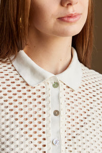 Camisa en Tejido de malla color Negro. Diseño Oversize. Hombro caído. Cuello tipo camisero en Rib. Manga 3/4´S. Cierre de botones en la parte delantera. Perfecta para usar en clima frío y caliente. Disponible en 2 colores Hueso y Negra. Producto hecho en Colombia. Compra online