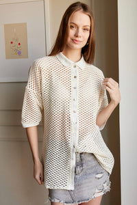 Camisa en Tejido de malla color Negro. Diseño Oversize. Hombro caído. Cuello tipo camisero en Rib. Manga 3/4´S. Cierre de botones en la parte delantera. Perfecta para usar en clima frío y caliente. Disponible en 2 colores Hueso y Negra. Producto hecho en Colombia. Compra online