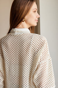 Camisa en Tejido de malla color Negro. Diseño Oversize. Hombro caído. Cuello tipo camisero en Rib. Manga 3/4´S. Cierre de botones en la parte delantera. Perfecta para usar en clima frío y caliente. Disponible en 2 colores Hueso y Negra. Producto hecho en Colombia. Compra online