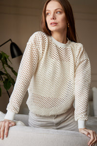 Saco en Tejido de malla color Hueso. Diseño Oversize. Hombro caído. Cuello redondo. Manga Larga. Cuello pretina y puños en rib tejido tono a tono. Perfecto para usar en clima frío y caliente. Disponible en 3 colores Hueso, Negro y Verde. Porducto Hecho en Colombia. Compra Online