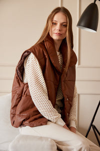 Chaleco Puffer en color Café. Diseño alcochado en cuero sintético. Tejido técnico repelente al agua. Cuello subido y sin mangas. Bolsillos laterales. Cierre frontal con botones a presión ocultos por la solapa. Forro interior con estampado de Flint. Disponible en color Café y Negro.. Productoo hecho en Colombia. Compra Online