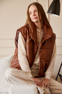Chaleco Puffer en color Café. Diseño alcochado en cuero sintético. Tejido técnico repelente al agua. Cuello subido y sin mangas. Bolsillos laterales. Cierre frontal con botones a presión ocultos por la solapa. Forro interior con estampado de Flint. Disponible en color Café y Negro.. Productoo hecho en Colombia. Compra Online