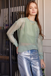 Saco en Tejido de malla color Hueso. Diseño Oversize. Hombro caído. Cuello redondo. Manga Larga. Cuello pretina y puños en rib tejido tono a tono. Perfecto para usar en clima frío y caliente. Disponible en 3 colores Hueso, Negro y Verde. Porducto Hecho en Colombia. Compra Online