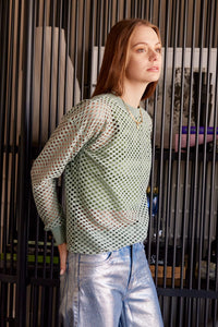 Saco en Tejido de malla color Hueso. Diseño Oversize. Hombro caído. Cuello redondo. Manga Larga. Cuello pretina y puños en rib tejido tono a tono. Perfecto para usar en clima frío y caliente. Disponible en 3 colores Hueso, Negro y Verde. Porducto Hecho en Colombia. Compra Online