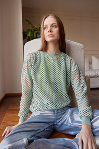 Saco en Tejido de malla color Hueso. Diseño Oversize. Hombro caído. Cuello redondo. Manga Larga. Cuello pretina y puños en rib tejido tono a tono. Perfecto para usar en clima frío y caliente. Disponible en 3 colores Hueso, Negro y Verde. Porducto Hecho en Colombia. Compra Online
