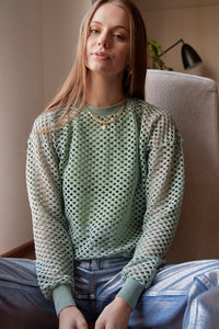 Saco en Tejido de malla color Hueso. Diseño Oversize. Hombro caído. Cuello redondo. Manga Larga. Cuello pretina y puños en rib tejido tono a tono. Perfecto para usar en clima frío y caliente. Disponible en 3 colores Hueso, Negro y Verde. Porducto Hecho en Colombia. Compra Online