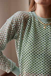 Saco en Tejido de malla color Hueso. Diseño Oversize. Hombro caído. Cuello redondo. Manga Larga. Cuello pretina y puños en rib tejido tono a tono. Perfecto para usar en clima frío y caliente. Disponible en 3 colores Hueso, Negro y Verde. Porducto Hecho en Colombia. Compra Online