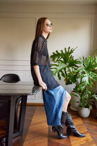 Camisa en Tejido de malla color Negro. Diseño Oversize. Hombro caído. Cuello tipo camisero en Rib. Manga 3/4´S. Cierre de botones en la parte delantera. Perfecta para usar en clima frío y caliente. Disponible en 2 colores Hueso y Negra. Producto hecho en Colombia. Compra online